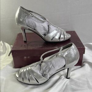 Comfort Collection by Dyeable’s Shimmering‎ Silver Strappy Heels Women’s 8.5 B